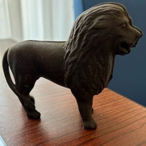Vintage/Antique Cast Iron Lion Coin Bank